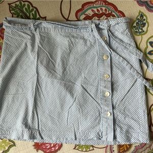 VineyardVines seer sucker wrap skirt